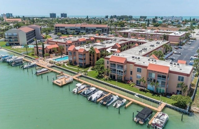 Beautiful condo in waterfront gated community, close to beaches