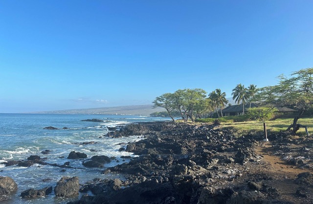 Beautiful condo in The Fairways at Mauna Lani resort with Beach Club access.
