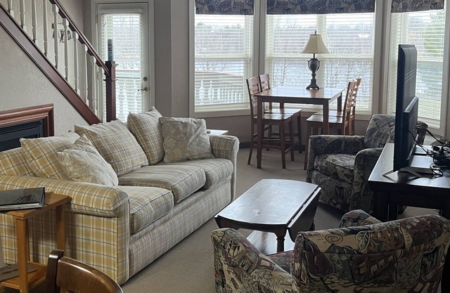 Belle Condo surplombe le lac Red Cedar et Backs sur le terrain de golf Tagalong