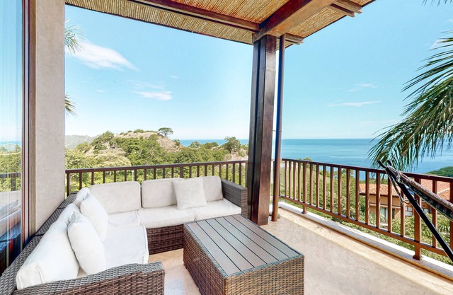 Magnifique condo avec vue imprenable sur l'océan et la montagne et piscine partagée!