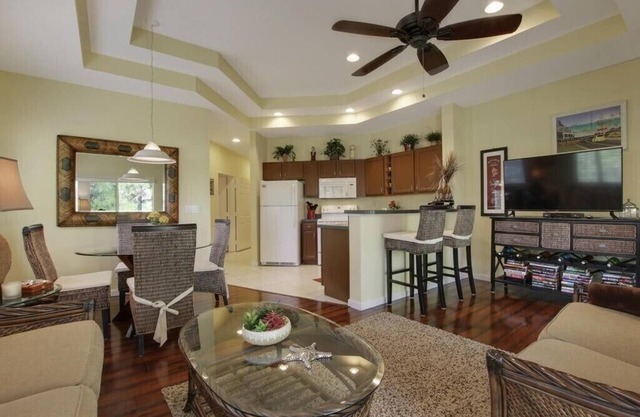 Beautiful Condo with a Tree House Feel