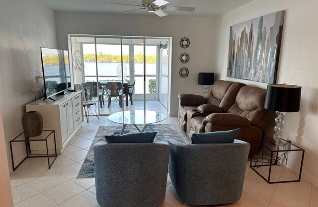 Beautiful Condo with Magnificence Water Bay View