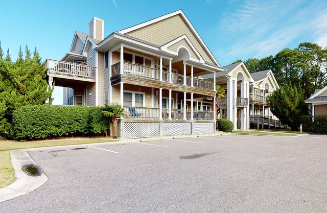 Beautiful Condo with WiFi, Huge Deck, & Shared Pools and Tennis