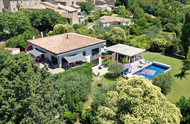 Belle villa contemporaine avec piscine