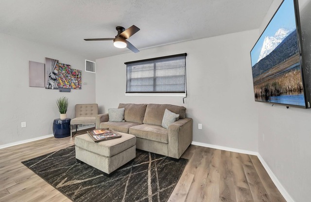 Beautiful Contemporary Suite #06