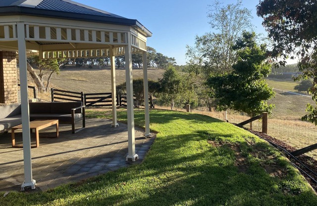 Beautiful cottage with stunning views. Just minutes from Meadows!