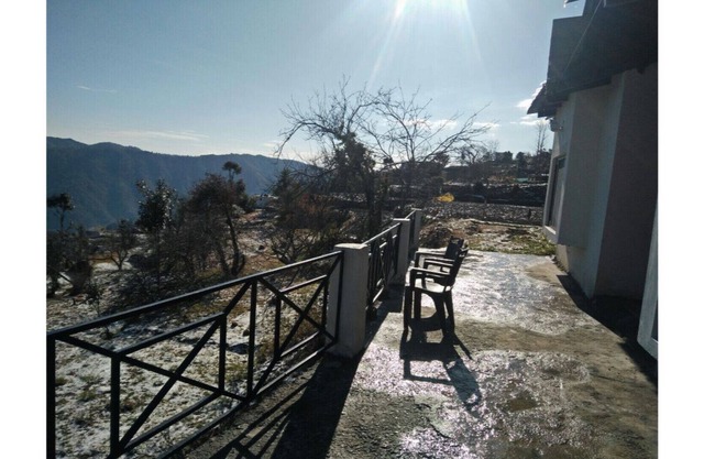 Magnifique chalet sur les genoux de la nature. Belle vue sur les pics himalayens chargés de neige.