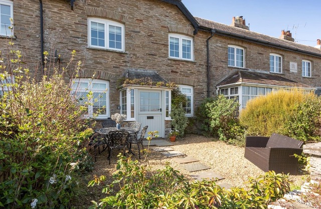 Beautiful cottage in waterside location in Torcross with sea views!