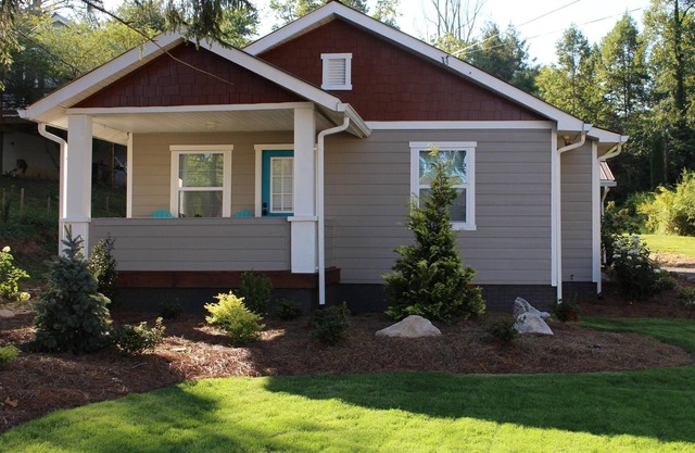 NOUVELLE LISTE! Beautiful Cottage, à quelques pas du centre-ville de Blue Ridge!
