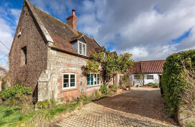 Beautiful Cottage w/ Large Garden & Parking