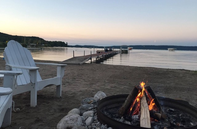 Beau chalet avec plage de sable situé sur le côté sud de Big Glen Lake