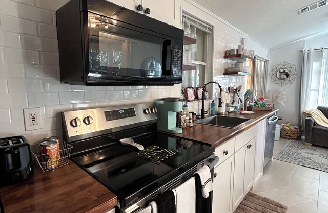 Beautiful Cottage! Your Home Away From Home. 4 miles from Disney, Kissimmee