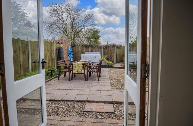 Beautiful 4 berth cottage with a private hot tub in Norfolk ref 99002HC