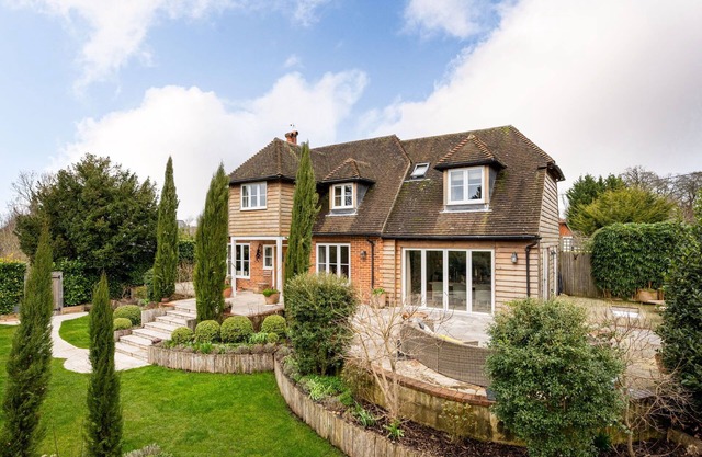 Beautiful Country House in Historic Old Basing