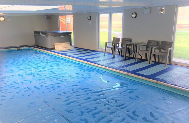 Belle maison de campagne avec piscine intérieure et bain à remous