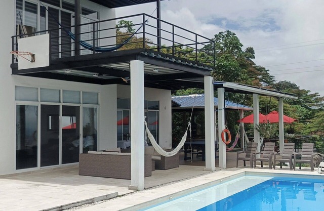 Beautiful country house with viewpoint to the Eastern plain. Well-being and disconnection