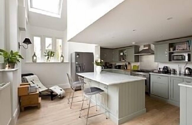 Belle maison de campagne, caractéristiques d'époque, décor moderne, grand espace de divertissement