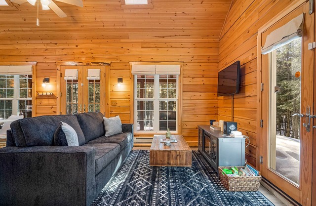 Beautiful, cozy, cabin-10 min from Crivitz!