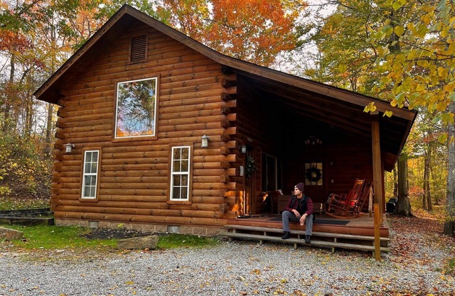 Belle cabine entourée de boisés dans les Hocking Hills!