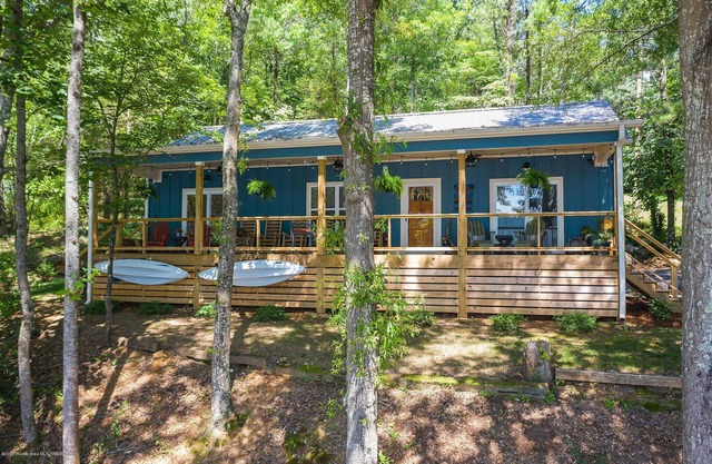 Beautiful, cozy cabin on Smith Lake!!!