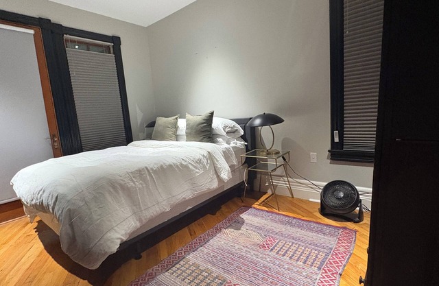 Beautiful, cozy cottage. Great location. Close to sport venues and restaurants!