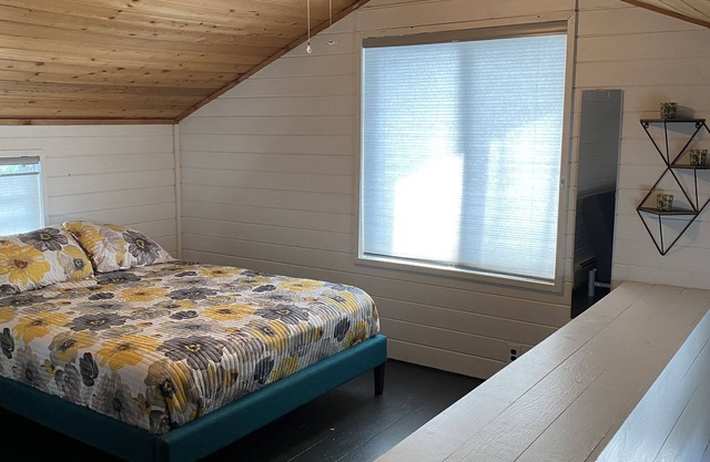 Beautiful cozy cottage 1 block from the lake and Oakwood hotel.