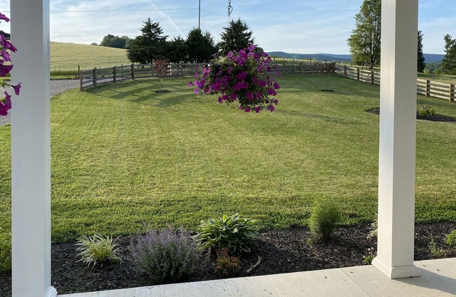Beautiful cozy new farmhouse 10 minutes to VT