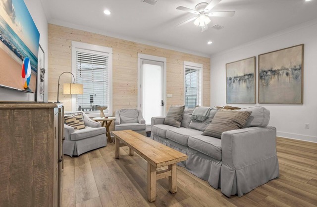 BEAUTIFUL, CUSTOM DECORATED, DOG FRIENDLY BEACH HOME IN THE COTTAGES OF TANNIN