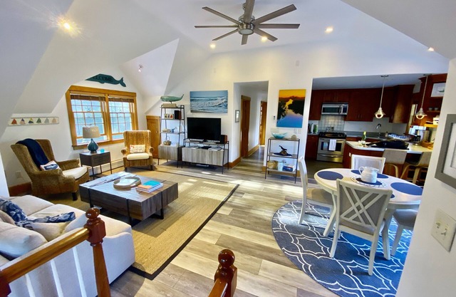 Belle maison personnalisée sur grande propriété privée. 10 minutes à pied de la plage!