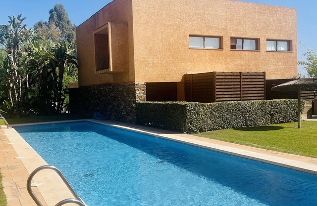 Belle maison design sur un terrain de golf parfaite pour les familles