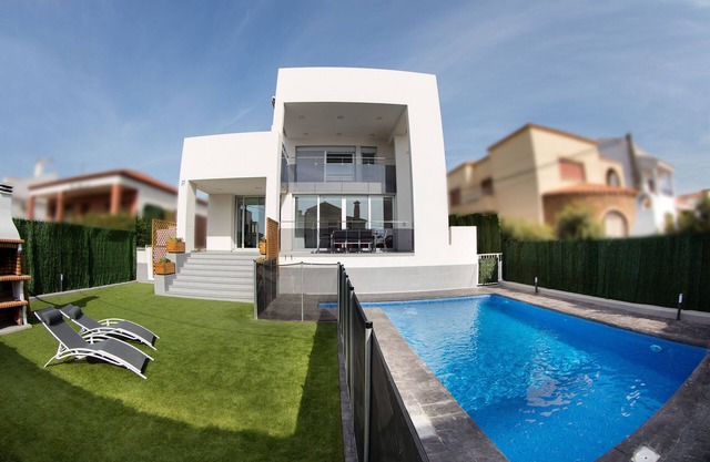Belle villa design pour les familles à environ 250 mètres de la plage et très