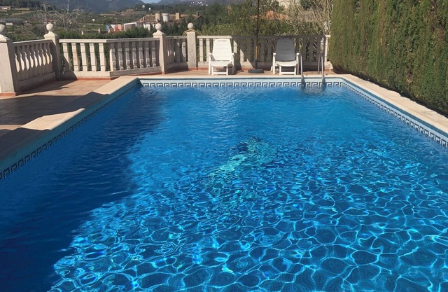 Belle villa située dans de luxueux jardins avec piscine privée, pour 6 personnes