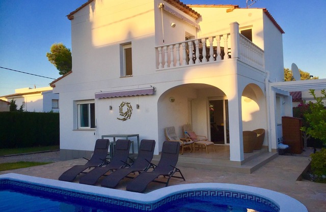 Belle villa individuelle sur un terrain privé sécurisé avec piscine