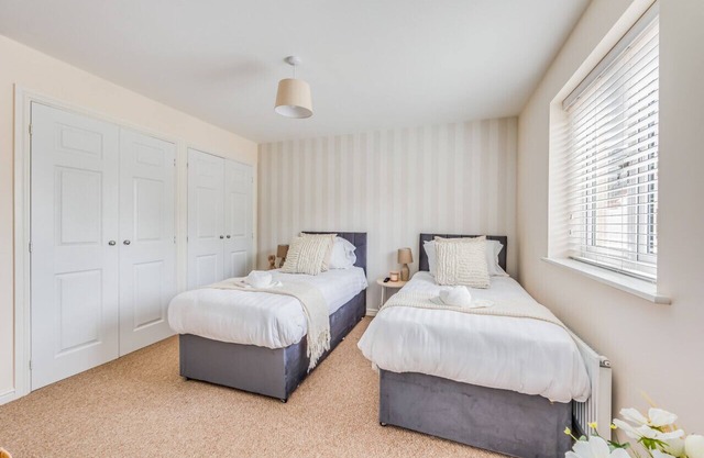 Beautiful Detached House | Free Parking | SmartTVs
