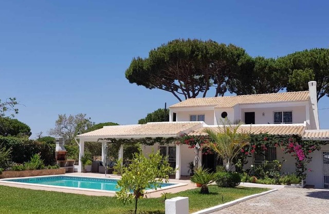 Belle villa individuelle de 4 chambres avec piscine privée chauffée. Complètement isolé.
