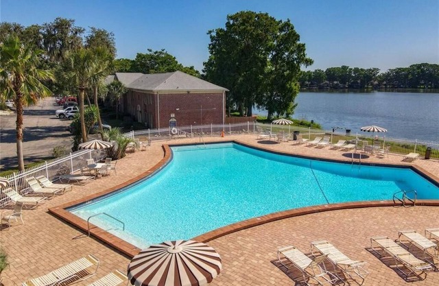 Belle maison de ville directe au bord du lac à N. Orlando avec WiFi