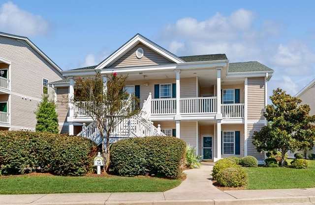 Beautiful coastal home close to beach, AC and shared pool