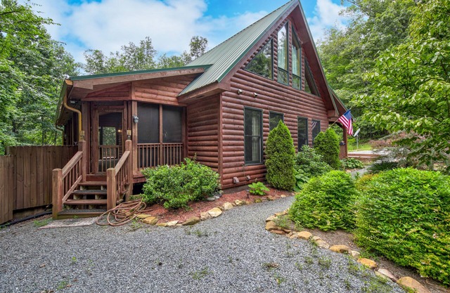 Beautiful, dog-friendly home in the woods with gas fireplaces, firepit