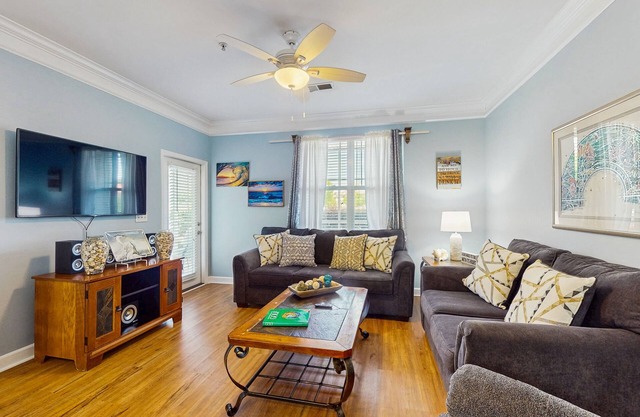 Beautiful dog-friendly coastal condo close to golf courses and beach attractions