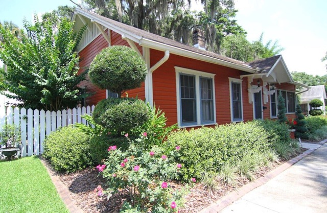 Beautiful Downtown 2 BR Home w/ Yard