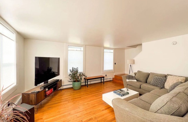 Beautiful Downtown 3 Bedroom 1 & 1/2 Bath/ High Speed Internet/ Cable / Desk