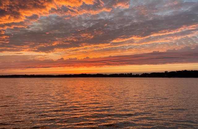 Beautiful Eagle Lake home close to ND perfect for Large families.