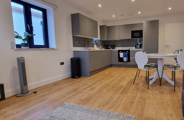 Beautiful Ealing Common Apartment