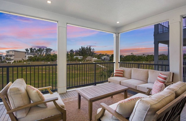 Beautiful Eco-friendly Home with Private Pool, Hot tub, and Elevator! Near the A