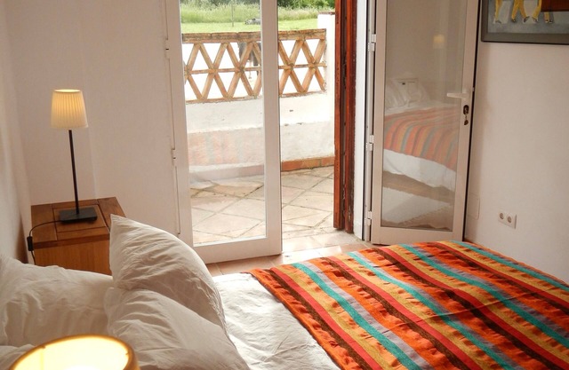 Belle chambre avec salle de bains, spacieuse, fraîche et confortable.