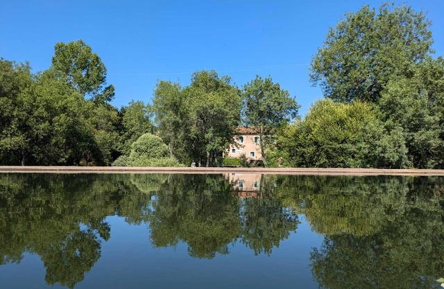 Moulin à eau sur les rives de la rivière Lozoya