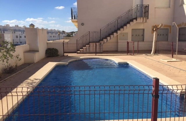 Bel appartement de deux chambres avec piscine