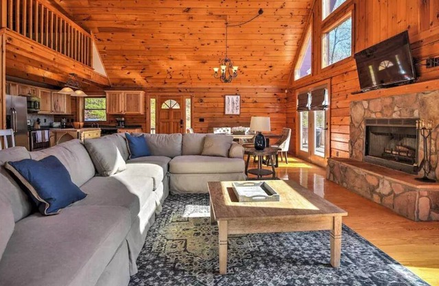 BEAUTIFUL ESCAPE | New Tazewell | LAKE+VIEWS