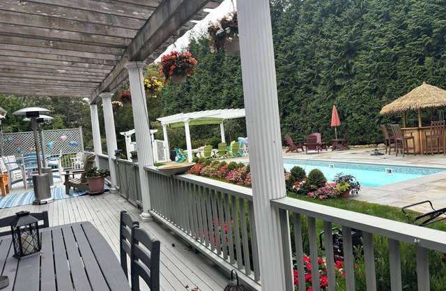 Beautiful Estate with salt water pool & pond with kayaks
