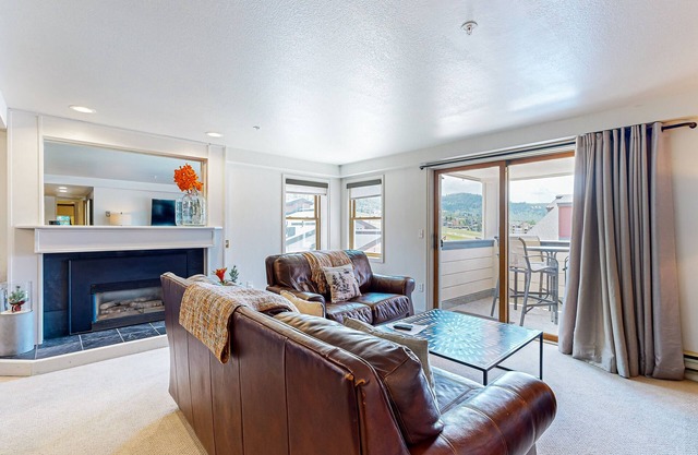 Beautiful family home steps from Steamboat Ski Resort with hot tubs & fast WiFi
